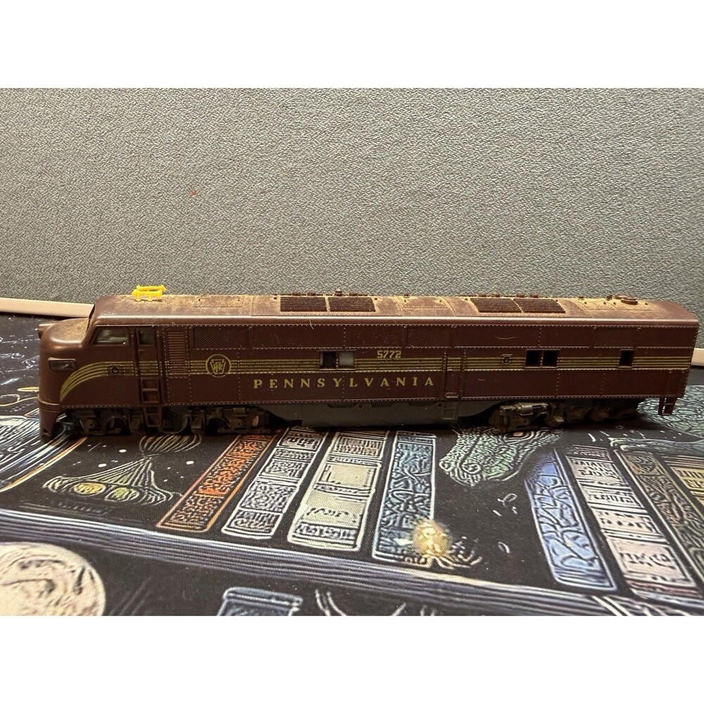 Model Power 912 HO PRR EMD E7 Diesel Loco Cab #5772 LN 12244